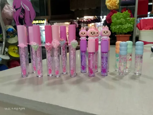 غلوسات بلون ومن غير لون